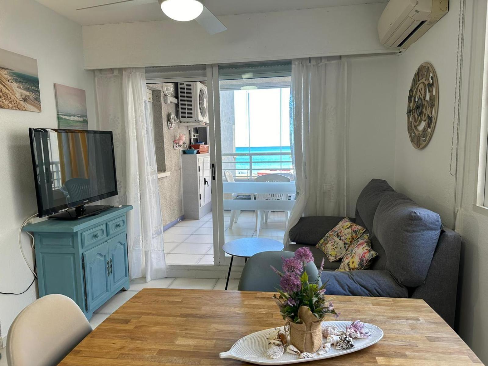 Apartment On The Beach With Parking And Pool 卡尔佩 外观 照片