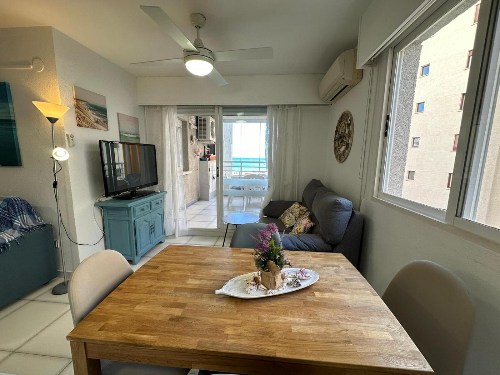 Apartment On The Beach With Parking And Pool 卡尔佩 外观 照片